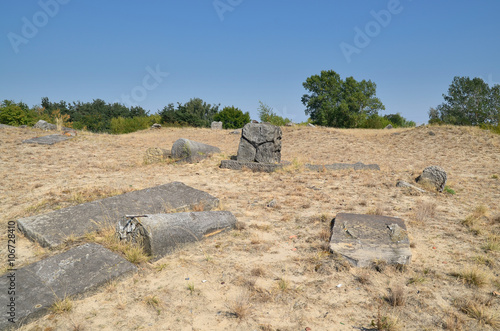 Zdewastowany cmentarz żydowski w Karczewie photo