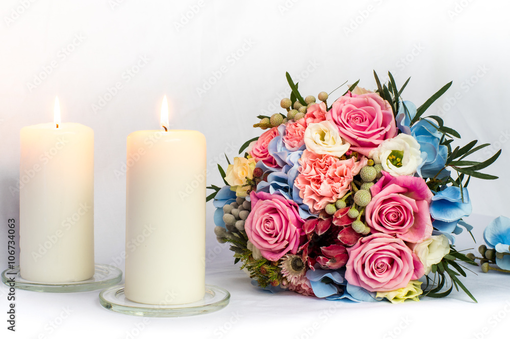 Obraz premium Colorful bouquet of the bride and burning candles