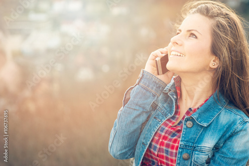 Junge Frau telefoinert mit Smartphone