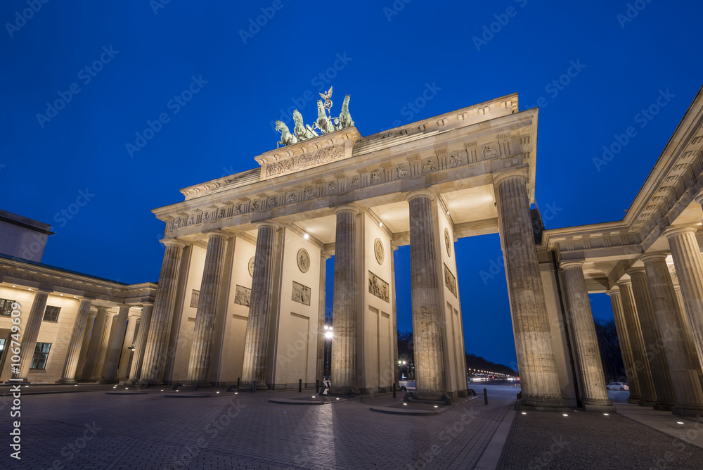 Brandenburg Gate (Brandenburger Tor) at blue hour in the evening, Berlin Mitte, Germany, Europe
