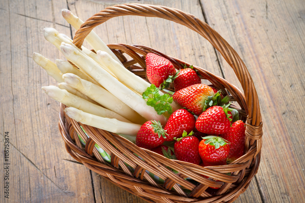 weißer Spargel mit Erdbeeren im Körbchen Stock-Foto | Adobe Stock weißer Spargel mit Erdbeeren im Körbchen Stock-Foto | Adobe Stock