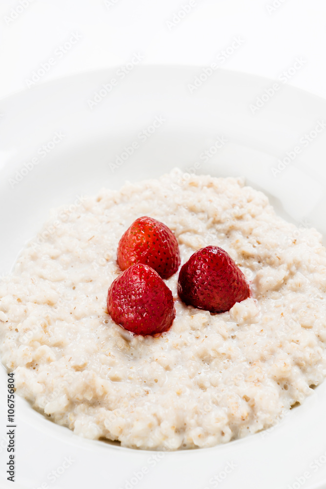 oat porridge with strawberry