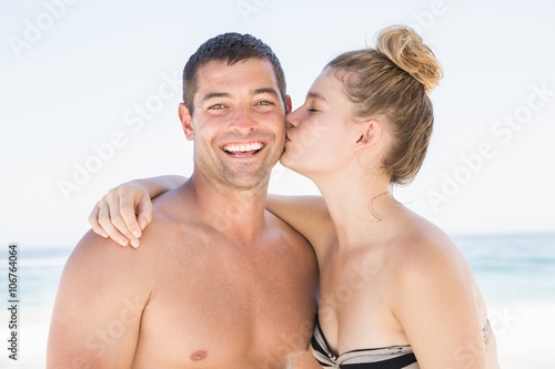 Couple hugging on the beach © WavebreakmediaMicro
