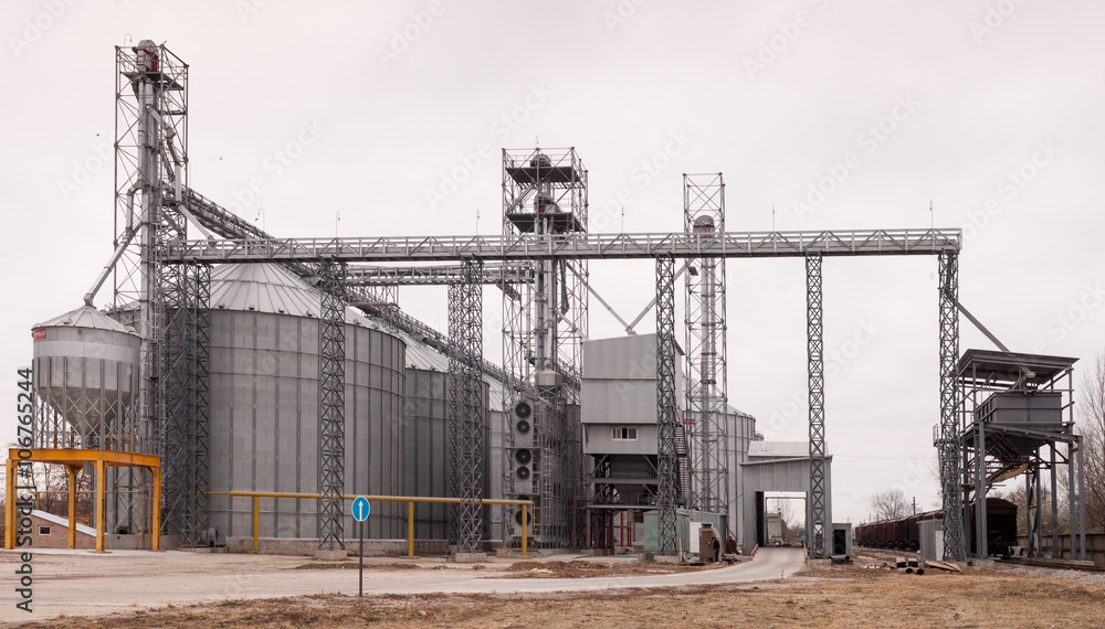 silo for storing grain