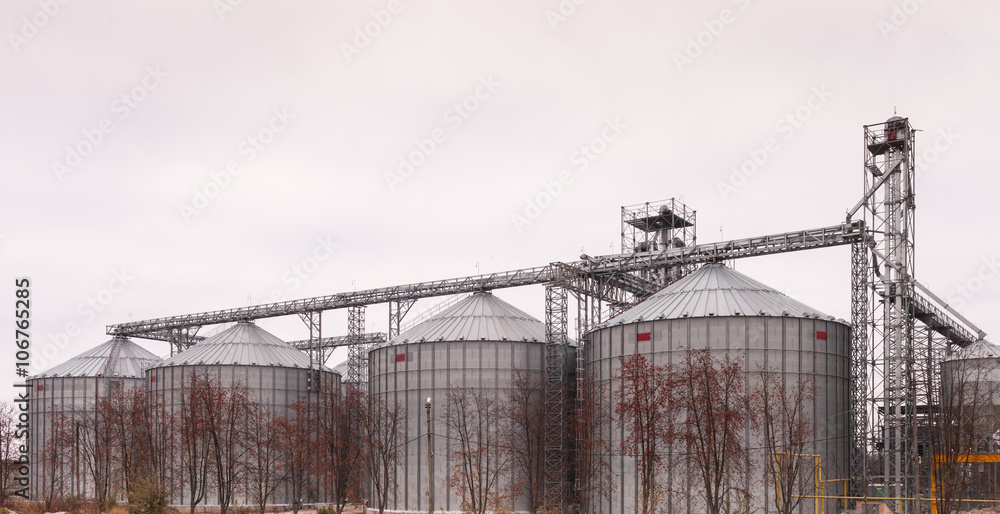 silo for storing grain