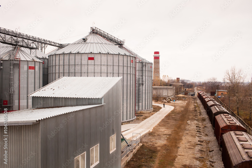 silo for storing grain