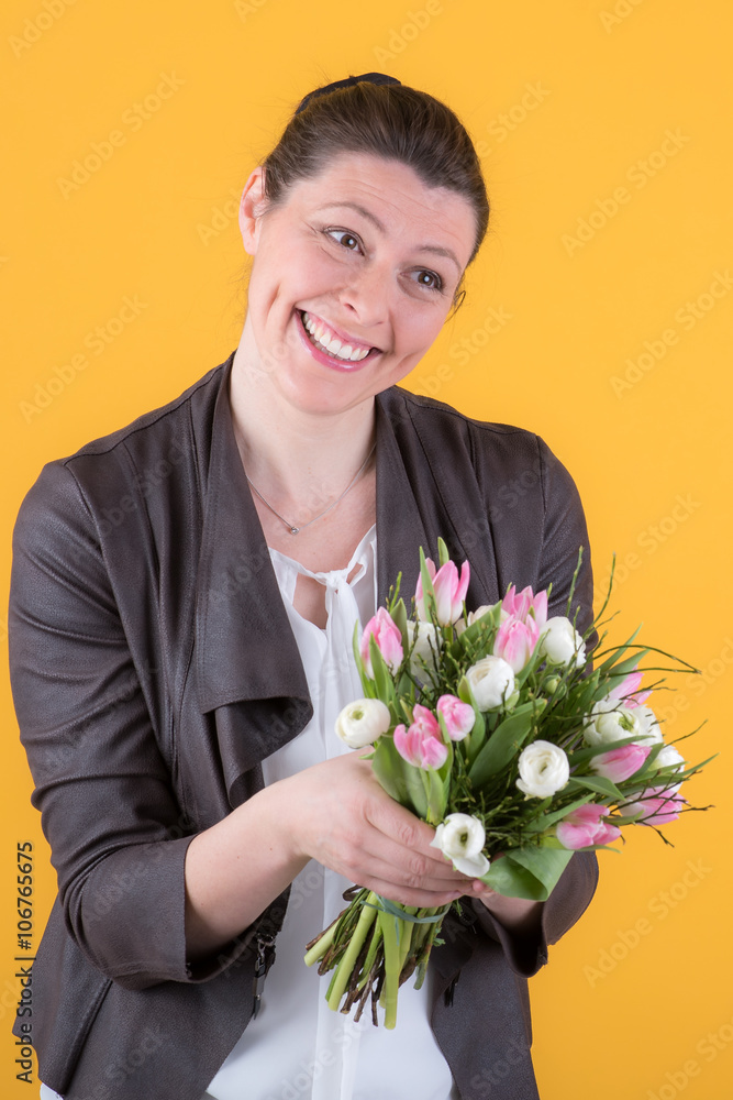 hübsche frau freut sich über ein blumenstrauß hübsche frau freut sich über ein blumenstrauß