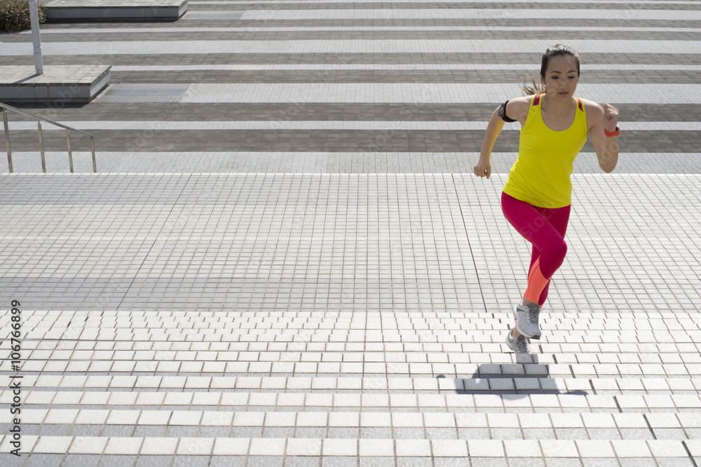 Obraz premium Women who are training in the colorful wear
