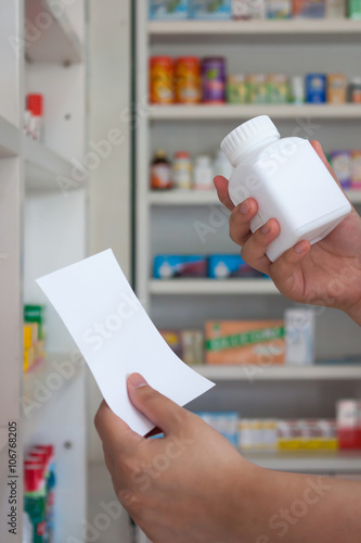 Fototapeta Naklejka Na Ścianę i Meble -  pharmacist hand with blank prescription paper in the pharmacy