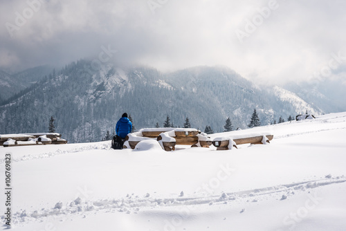 Samotny turysta na Rusinowej polanie zimą