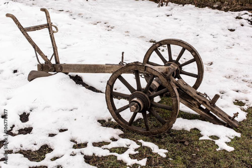 Fotografia do Stock Agricultural old manual plow and wooden wheel. Old