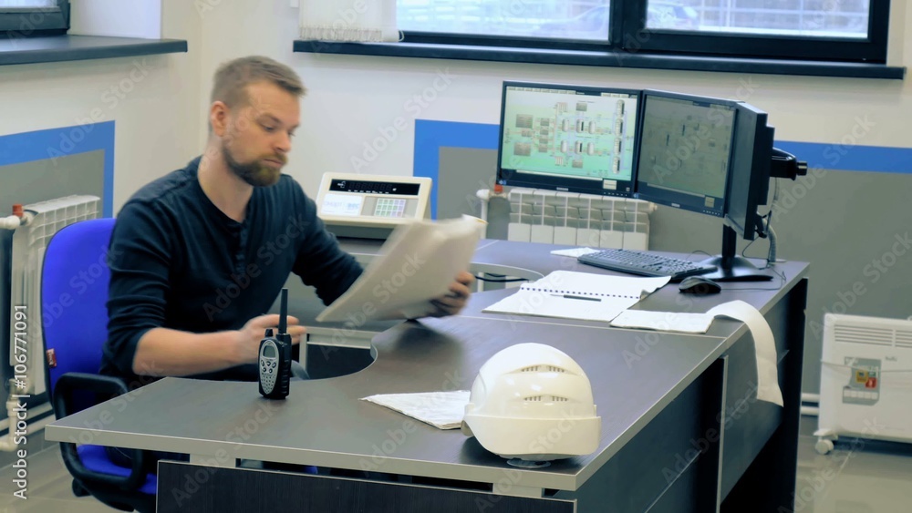 engineer computer controls the operation of machinery in the modern factory