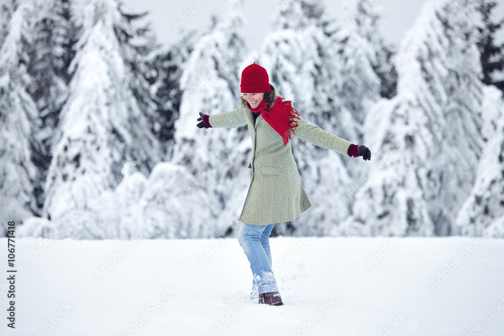 Frau Schnee Dämmerung lachend stehend Frau Schnee Dämmerung lachend stehend