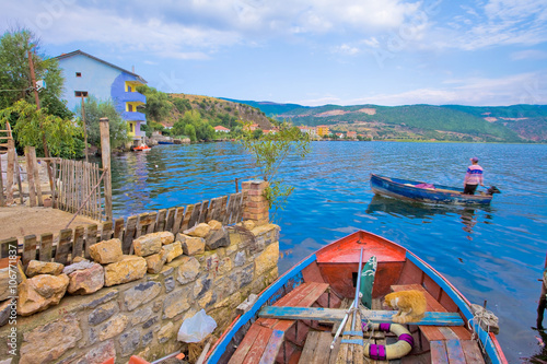 Le village de Lin, lac d'Ohrid, à la frontière avec la macédoine, Albanie photo