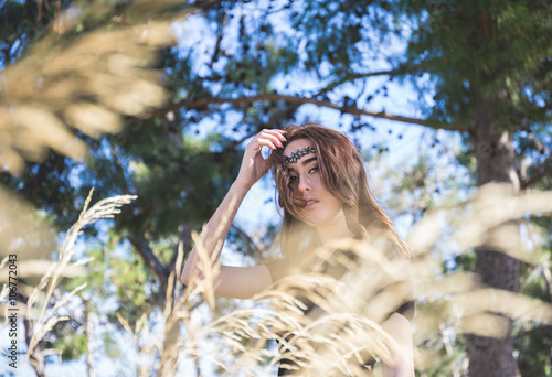 Foto portrait of young lady in black through grass