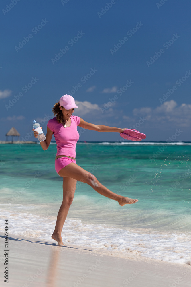 femme en rose souriant à la plage femme en rose souriant à la plage
