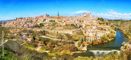 Fototapeta Naklejka Na Ścianę i Meble -  Panoramic view of the historic city of Toledo with river Tajo, S