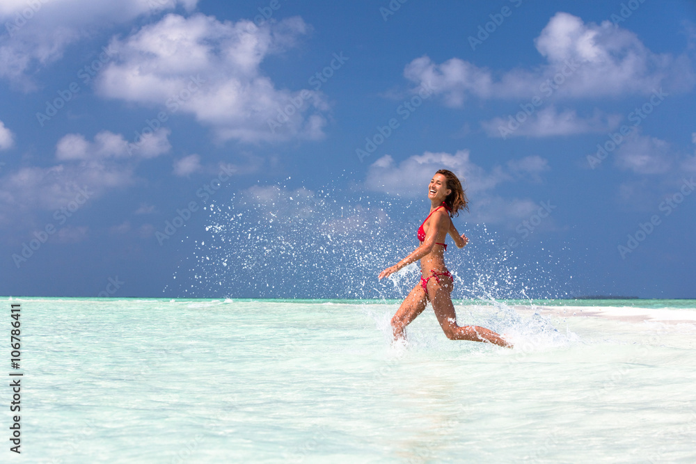 femme heureuse qui court dans la mer