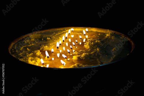 Чаша с горящими свечами в буддийском храме