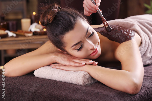 Schilderij op canvas Beautiful young girl having cosmetic mask in spa salon