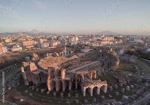 Tableau sur toile Veduta Aerea anfiteatro Santa Maria Caserta con sfondo del Vesuvio