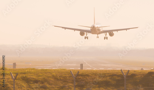 Fotografía Flugzeuglandung im Sonnenuntergang