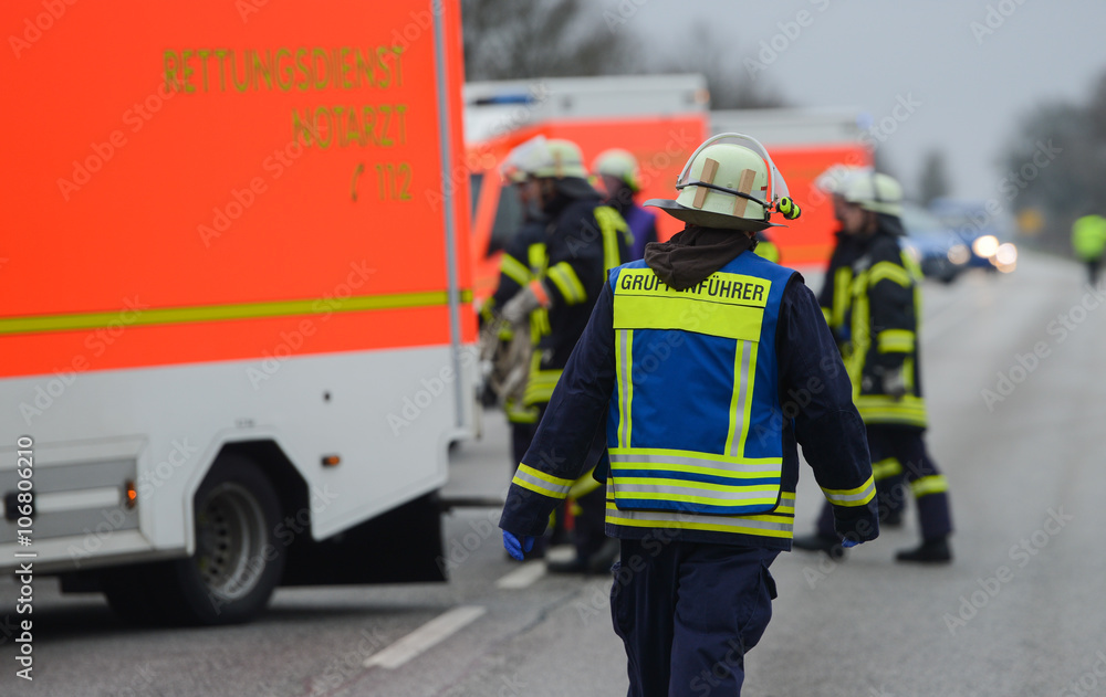 Fototapeta premium Rettungskräfte am Unfallort