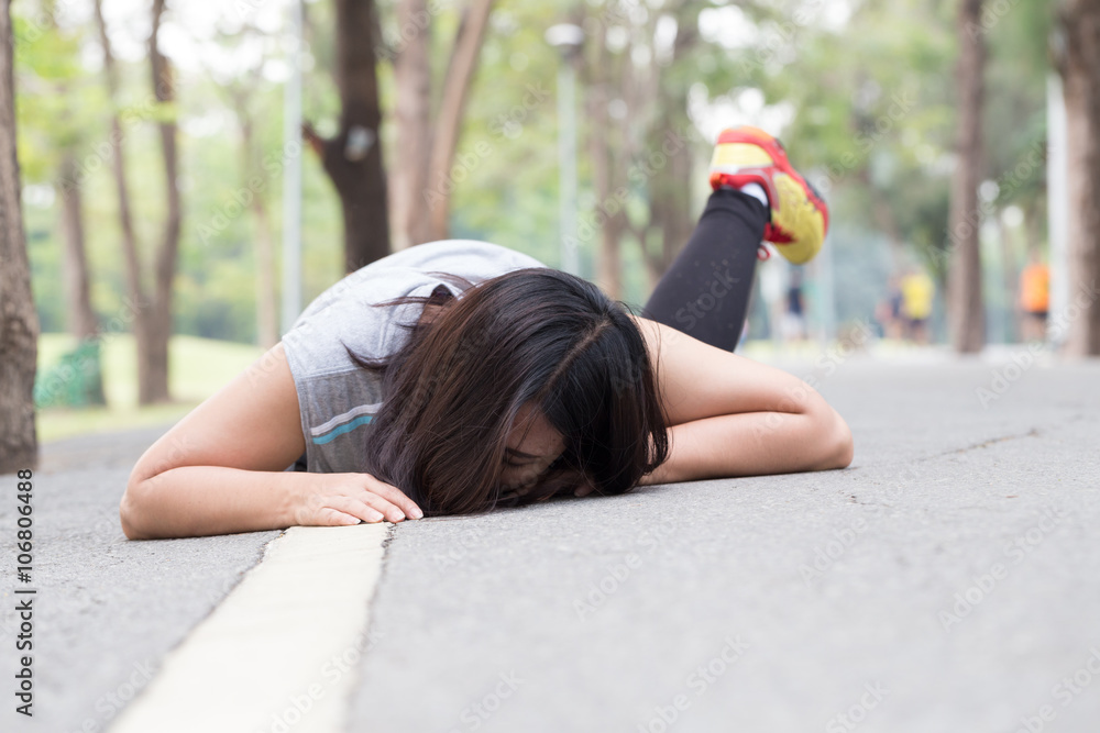 Accident. stumble and fall while jogging - obrazy, fototapety, plakaty 