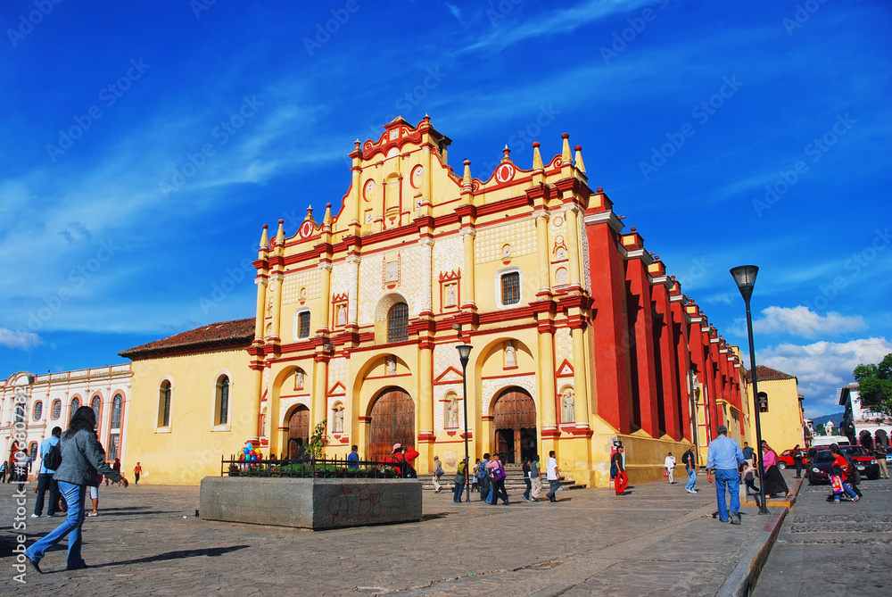 Fototapeta premium Main square in San Cristobal, Mexico with Cathedral