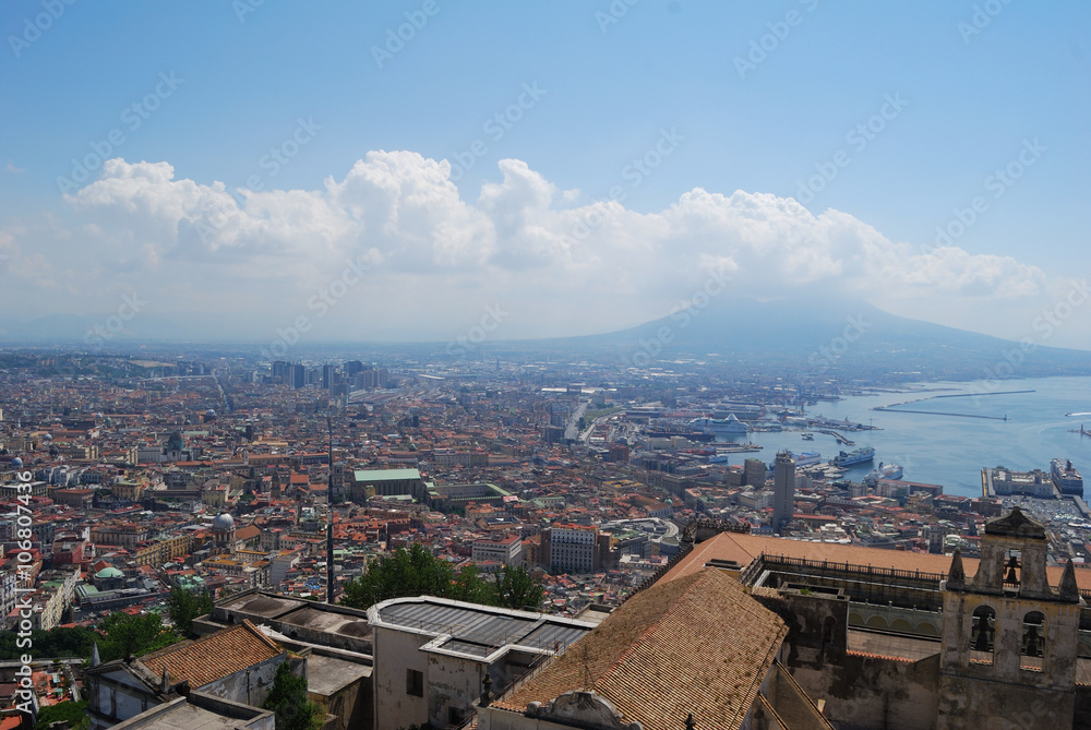 Obraz premium Spaccanapoli, la strada che divide il cuore della vecchia Napoli dall'alto in Certosa 