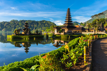 Ingelijste posters Indonesië Tempel Bedugul bij zonsopkomst  © Elena Ermakova