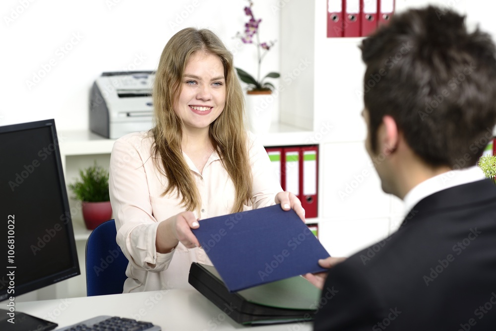 Geschäftsmann übergibt Auszubildender positive Bewerbung Geschäftsmann übergibt Auszubildender positive Bewerbung