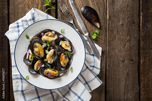 Obraz na plátně Mussels with red onion and oregano