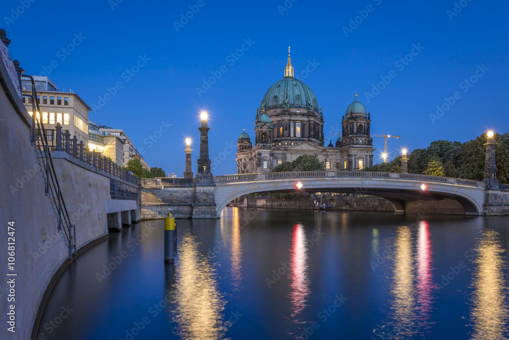 Fototapeta premium Berlin Cathedral (Berliner Dom) on Museum Island (Museumsinsel) and bridge (Friedrichsbruecke) over Spree River at evening, Berlin Mitte, Germany, Europe 