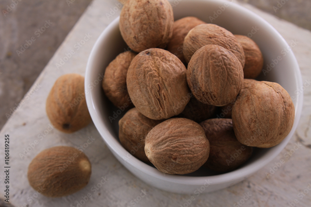 whole nutmeg spice whole nutmeg spice