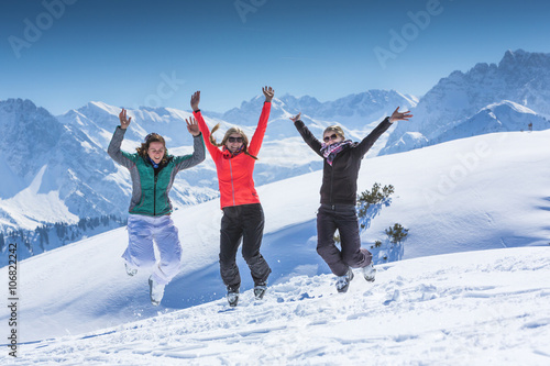 Drei Mädels haben Spass im Schnee im Skigebiet