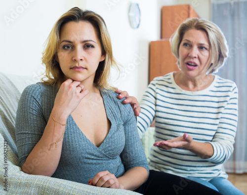 Fotografie Senior mother screaming on adult daughter in domestic argument