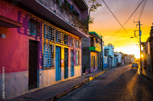 CAMAGUEY, KUBA - Strasse in der historischen Altstadt bei Sonnenuntergang photo