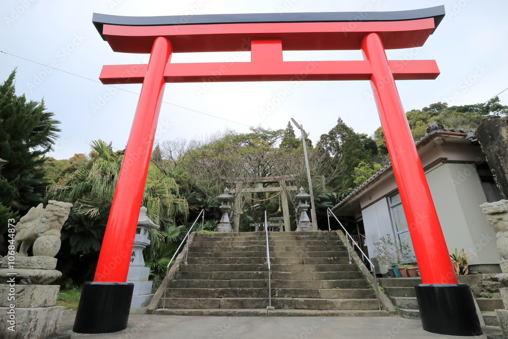 Naklejka premium 鳥居のある風景