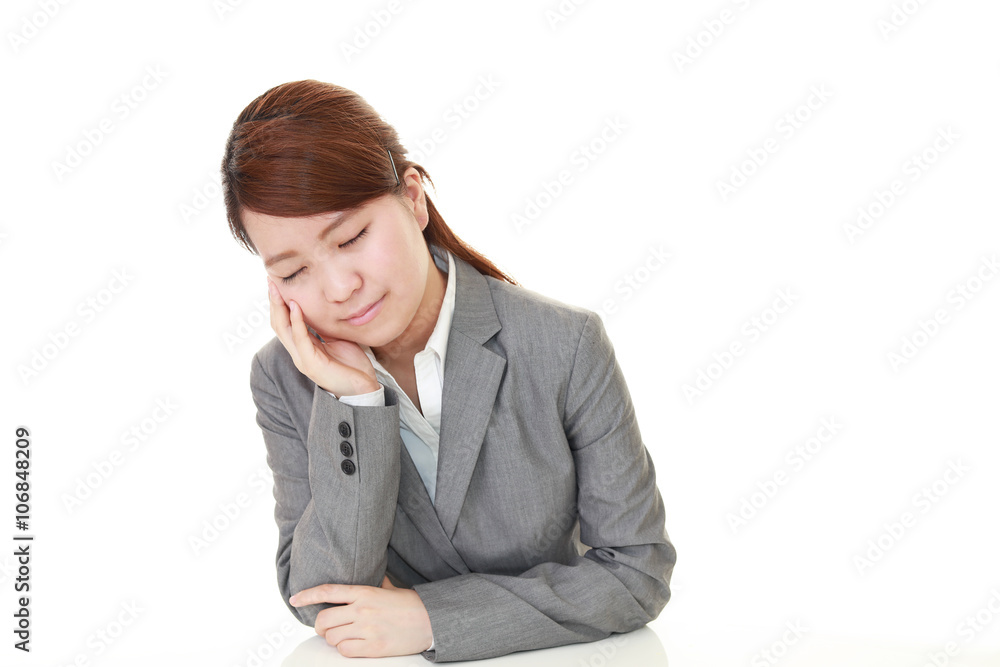 居眠りをするビジネスウーマン 居眠りをするビジネスウーマン