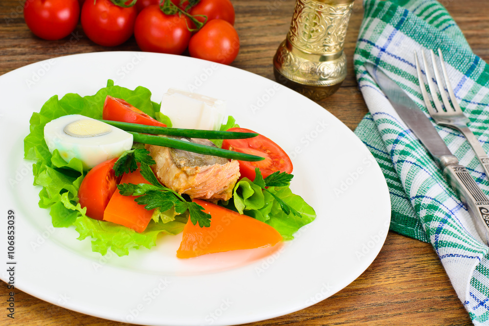 Salmon, Lettuce, Tomato and Sweet Pepper with Egg Salmon, Lettuce, Tomato and Sweet Pepper with Egg