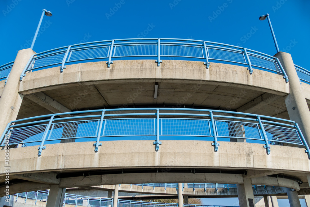 Mehrgeschossige Fußgängerbrücke Mehrgeschossige Fußgängerbrücke