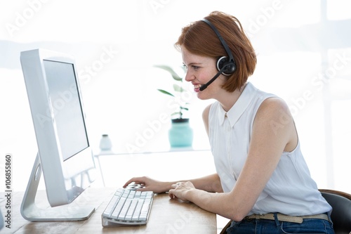 Tapet grimacing hipster business woman looking at her computer