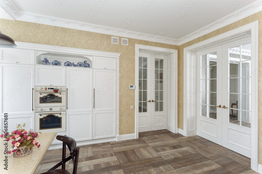 Obraz premium White kitchen interior and close door