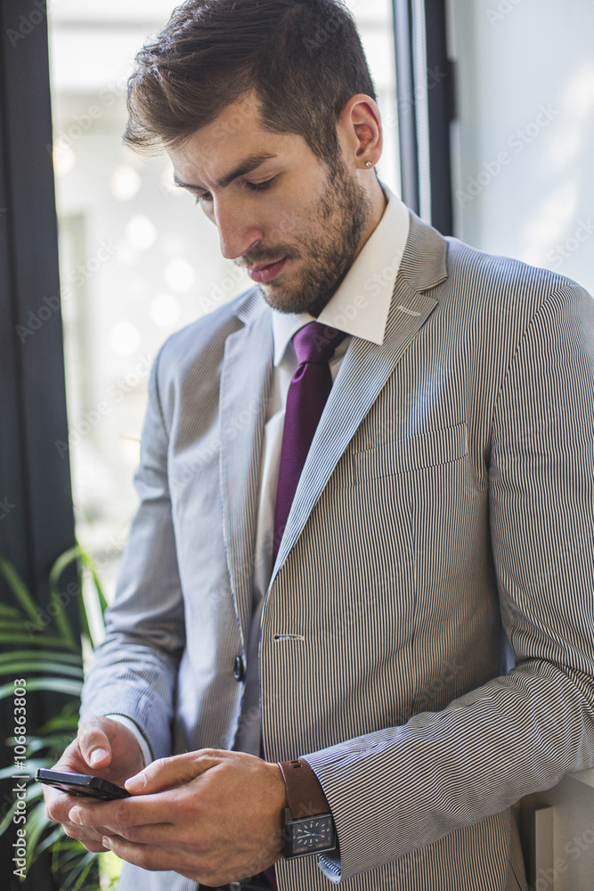 © Lumina Images/Blend Images - Caucasian businessman using cell phone