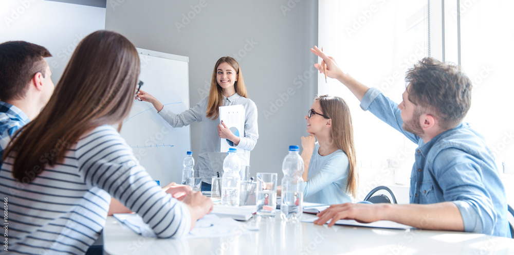 Obraz premium Positive team working on the project