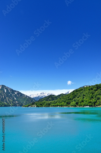 立山黒部アルペンルート 青空と新緑の黒部湖