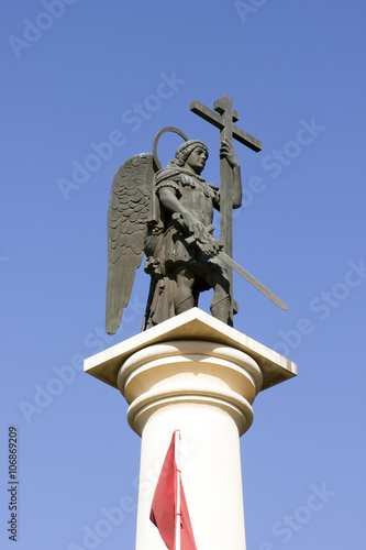 Архангел Михаил держит меч и крест