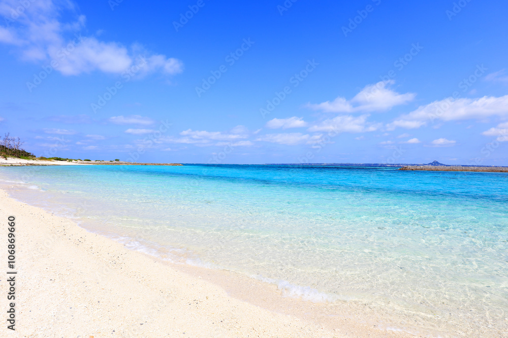 南国沖縄の綺麗な珊瑚の海と夏空