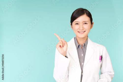 Obraz na płótnie 指示する笑顔の薬剤師 w salonie